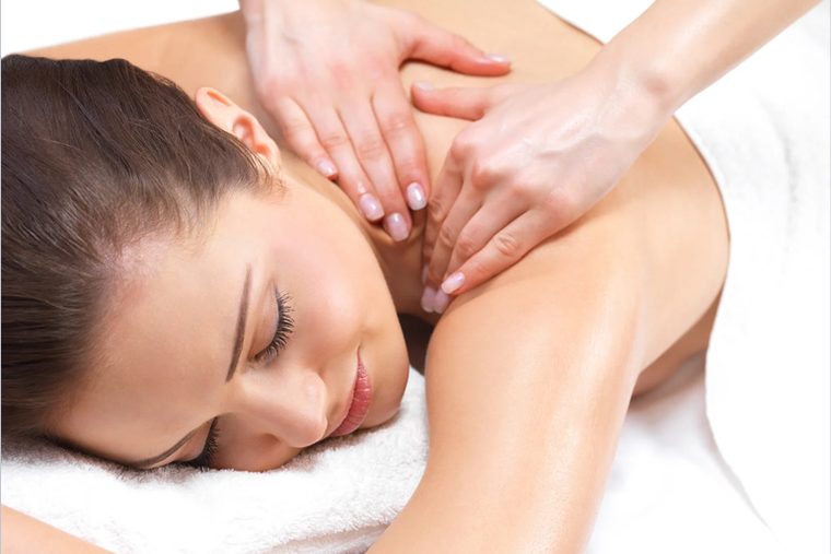 Entspannte Frau bei einer Rückenmassage