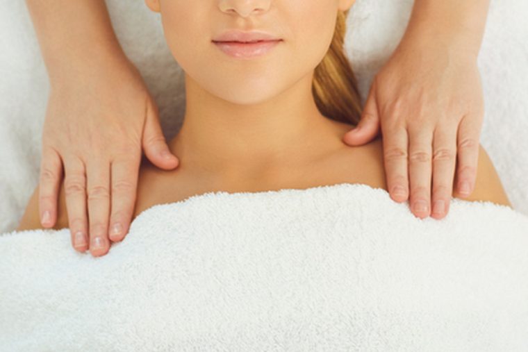 Sanfte Massage im Schulterbereich